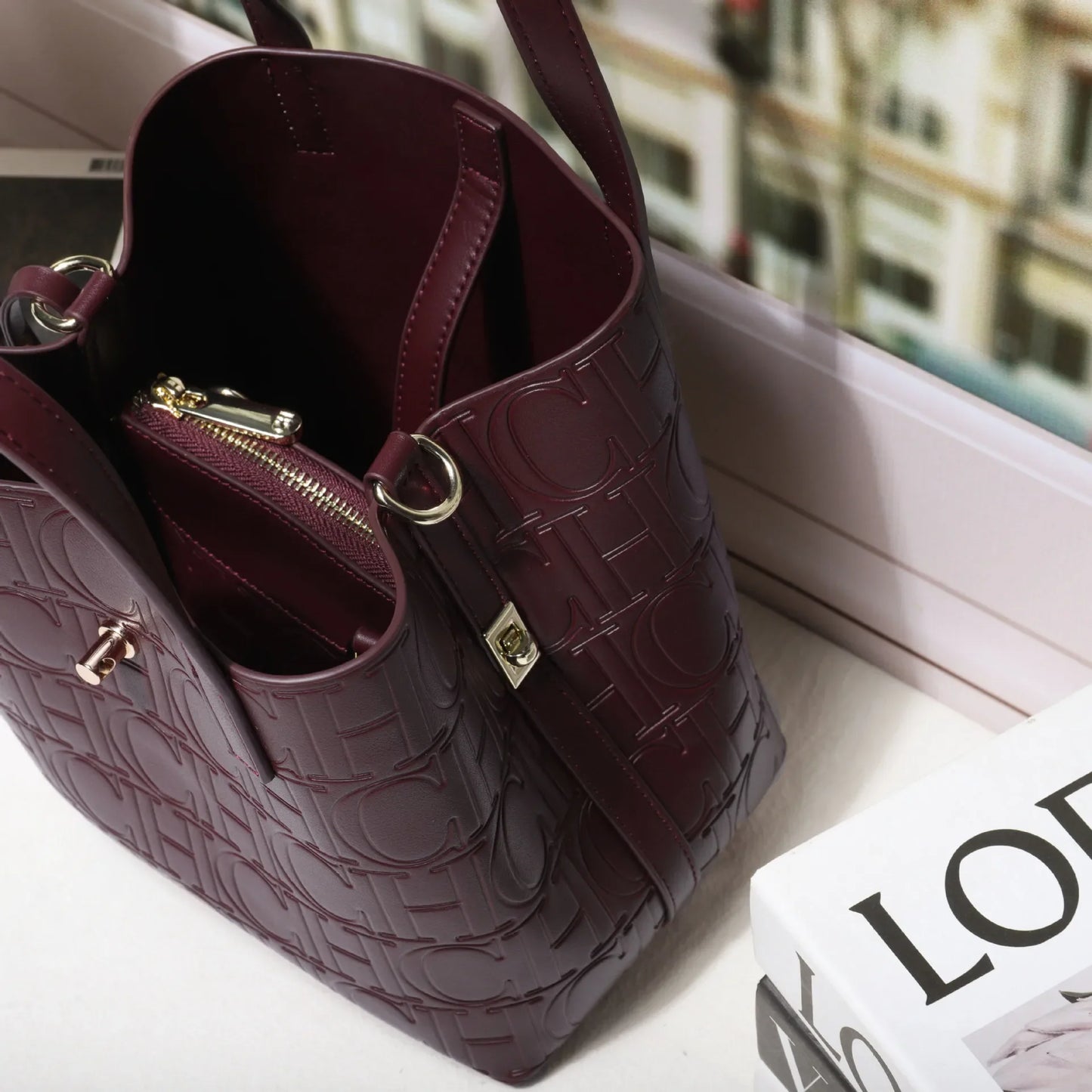Large Capacity Handbag Luxury Brand Temperament Letter Print with Lock Design 2025 Trendy Women's Crossbody Bag