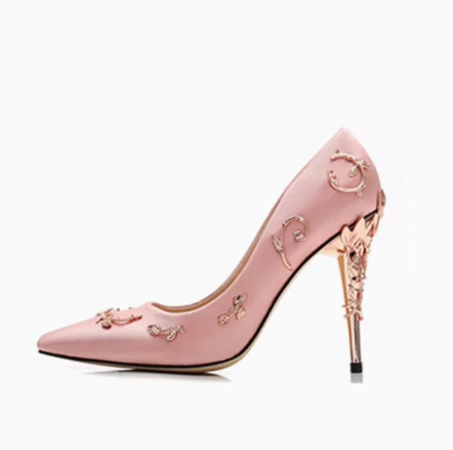 Scarpins Femininos Elegantes de Seda 10CM Salto Alto Flor de Metal Sapatos de Noiva Bico Fino Sapatos de Salto Alto Scarpins de Festa Femininos Pretos