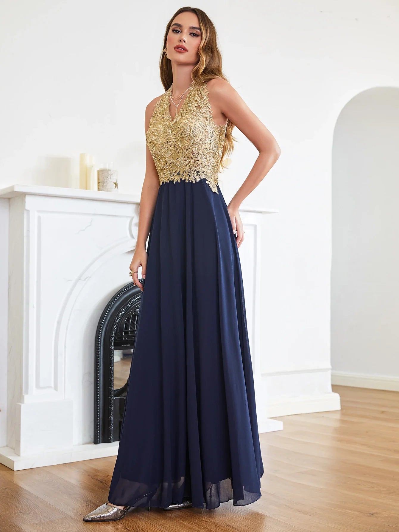 Elegant Long Prom Dresses Patchwork A-Line Evening Dress Chiffon Embroidery Appliques V-Neck Halter Illusion Back Party Gowns