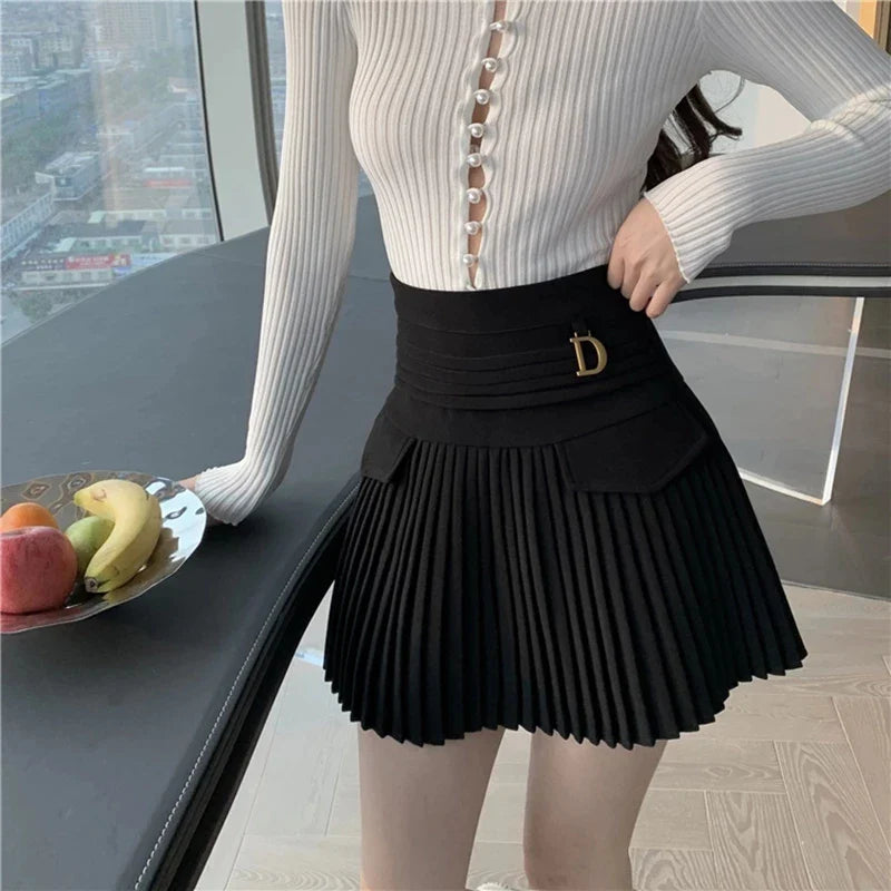 Zwarte Geplooide Rokken Vrouwen Hoge Taille Mini Rok Metalen Letter D Ontwerp A-lijn Clubwear Koreaanse Sexy Streetwear Tonen Ca