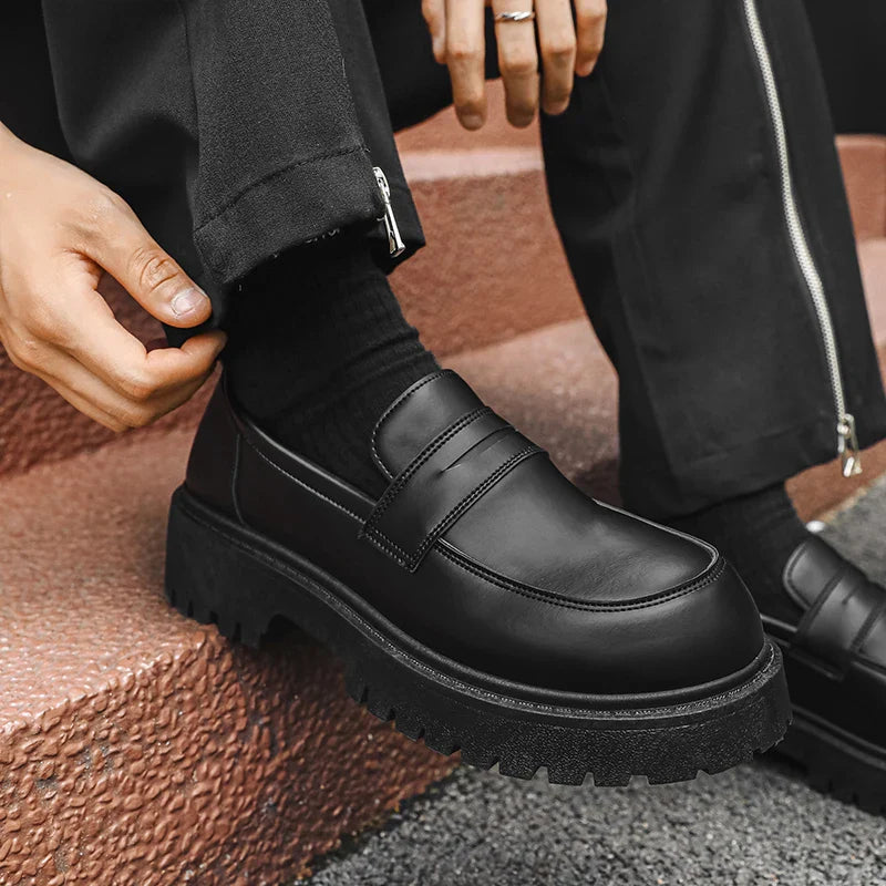 Sapatos Masculinos Loafers de Couro Solado Grosso Estilo Britânico Pretos Formais de Negócios Sapatos Luxuosos da Moda Slip-On Casuais Bico Redondo