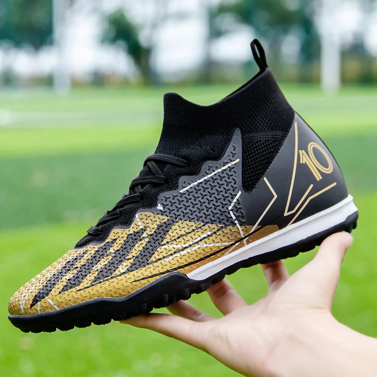 New summer anti-skid and wear-resistant short studded football shoes for men and women, suitable for outdoor training.