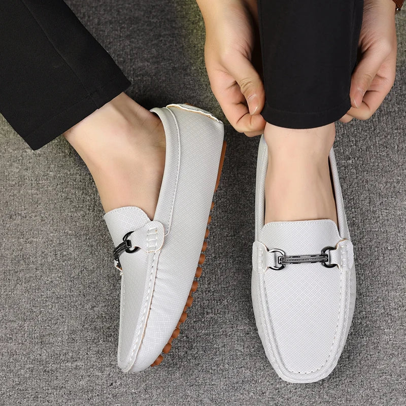 Sapatos de Couro Fashion Sapatos de Negócios Mocassins Pretos Leves Slip On para Homens Sapatos de Couro Elegantes Casuais para Festa e Casamento