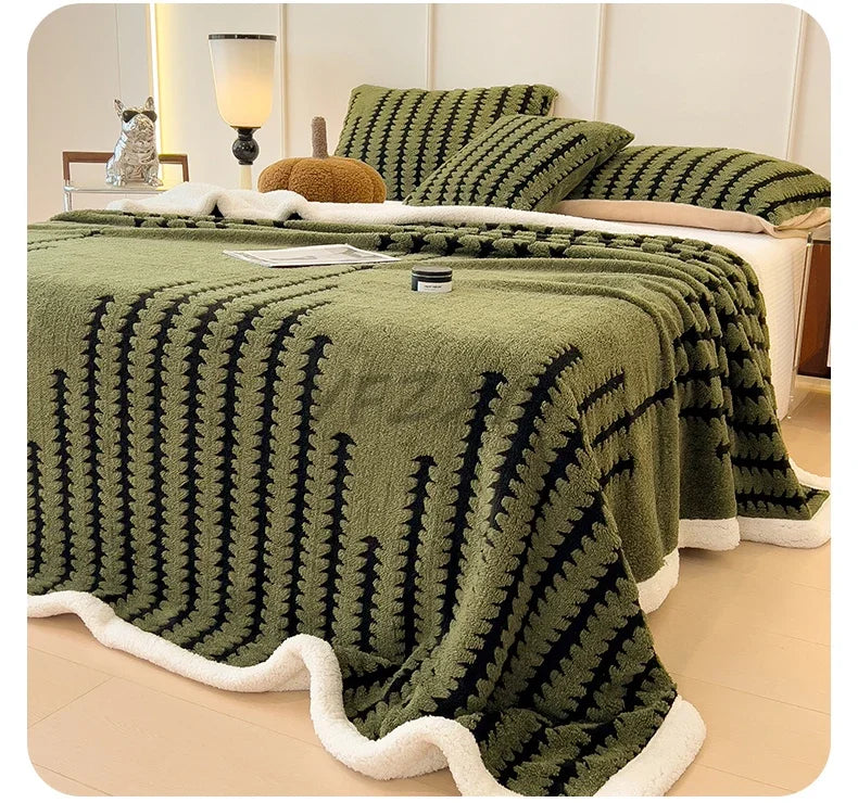 Super Thick and Warm Flannel Blanket Super Soft Fluffy Queen Size Bed Blanket Cozy Skin-friendly Multifunctional Nap Blanket