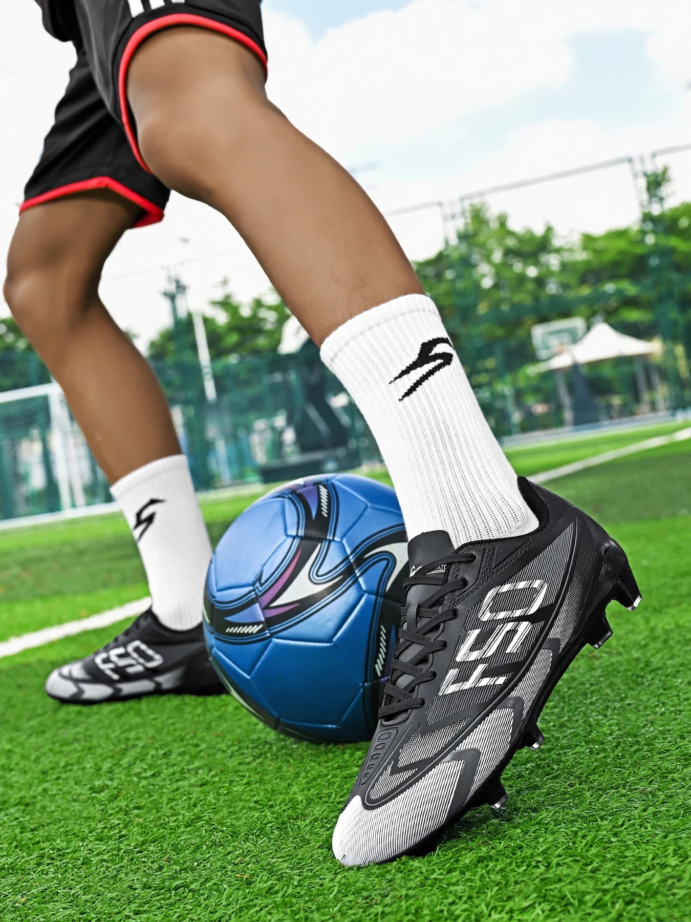 Premium turf soccer shoes, unisex, TF and FG, anti-slip and wear-resistant, available in two colors to choose from. stitching