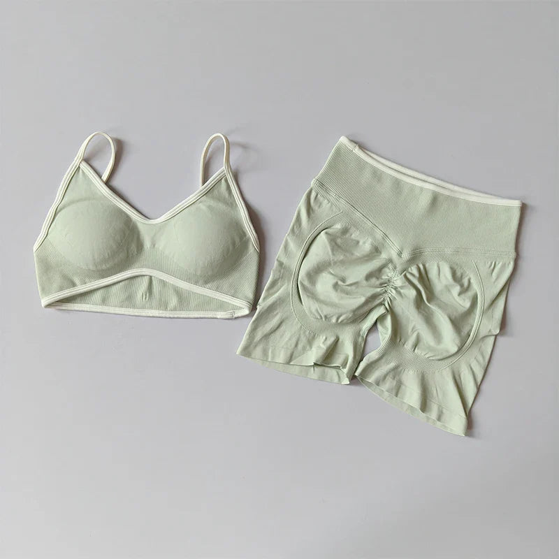 2PCS Yoga Suit Seamless with Chest Pad Tight Sports Bras and High Waist Shorts Outside Wear Running Exercise Fitness Yoga Set