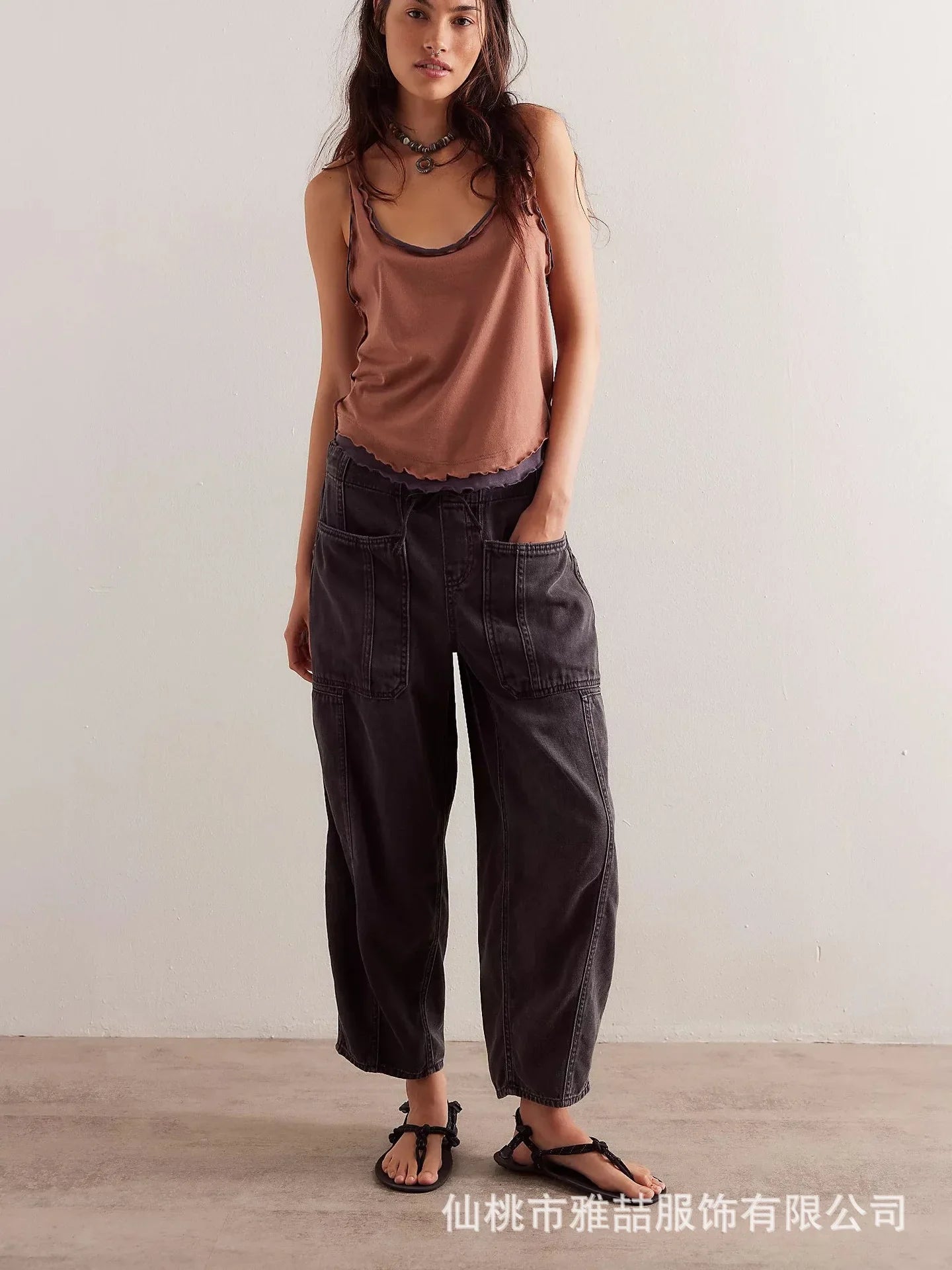 Calça Jeans Casual de Cintura Baixa Perna Reta Folgada com Cadarço e Barra Afunilada