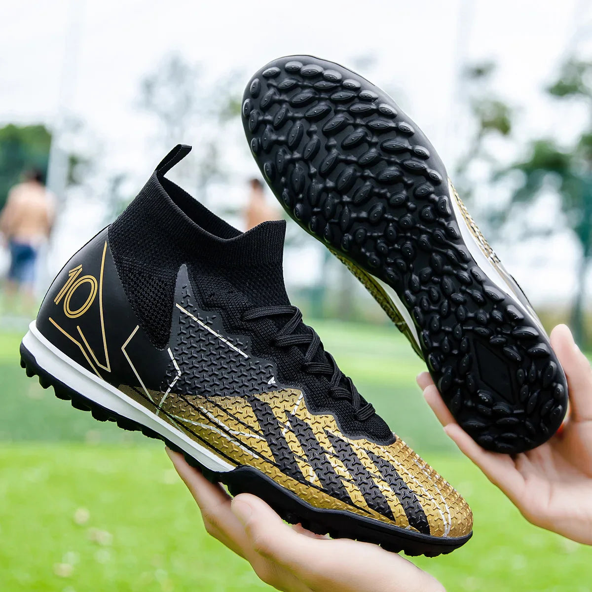New summer anti-skid and wear-resistant short studded football shoes for men and women, suitable for outdoor training.