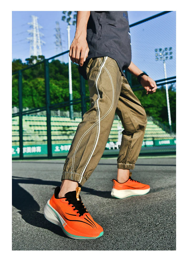 Sapatos de corrida esportivos casuais masculinos e femininos de moda com superfície de malha respirável, suporte de placa de carbono e sola de borracha resistente ao desgaste