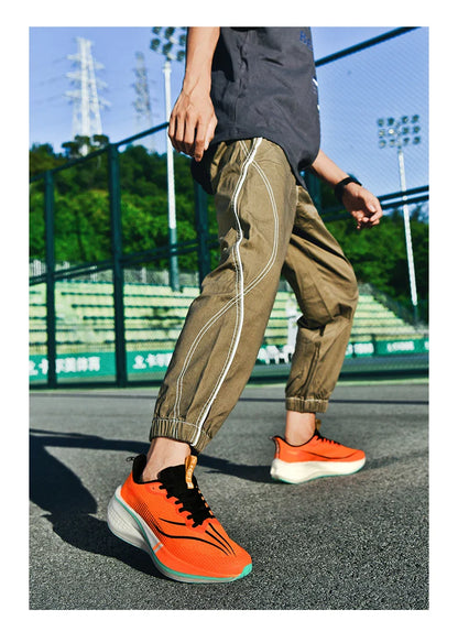 Sapatos de corrida esportivos casuais masculinos e femininos de moda com superfície de malha respirável, suporte de placa de carbono e sola de borracha resistente ao desgaste
