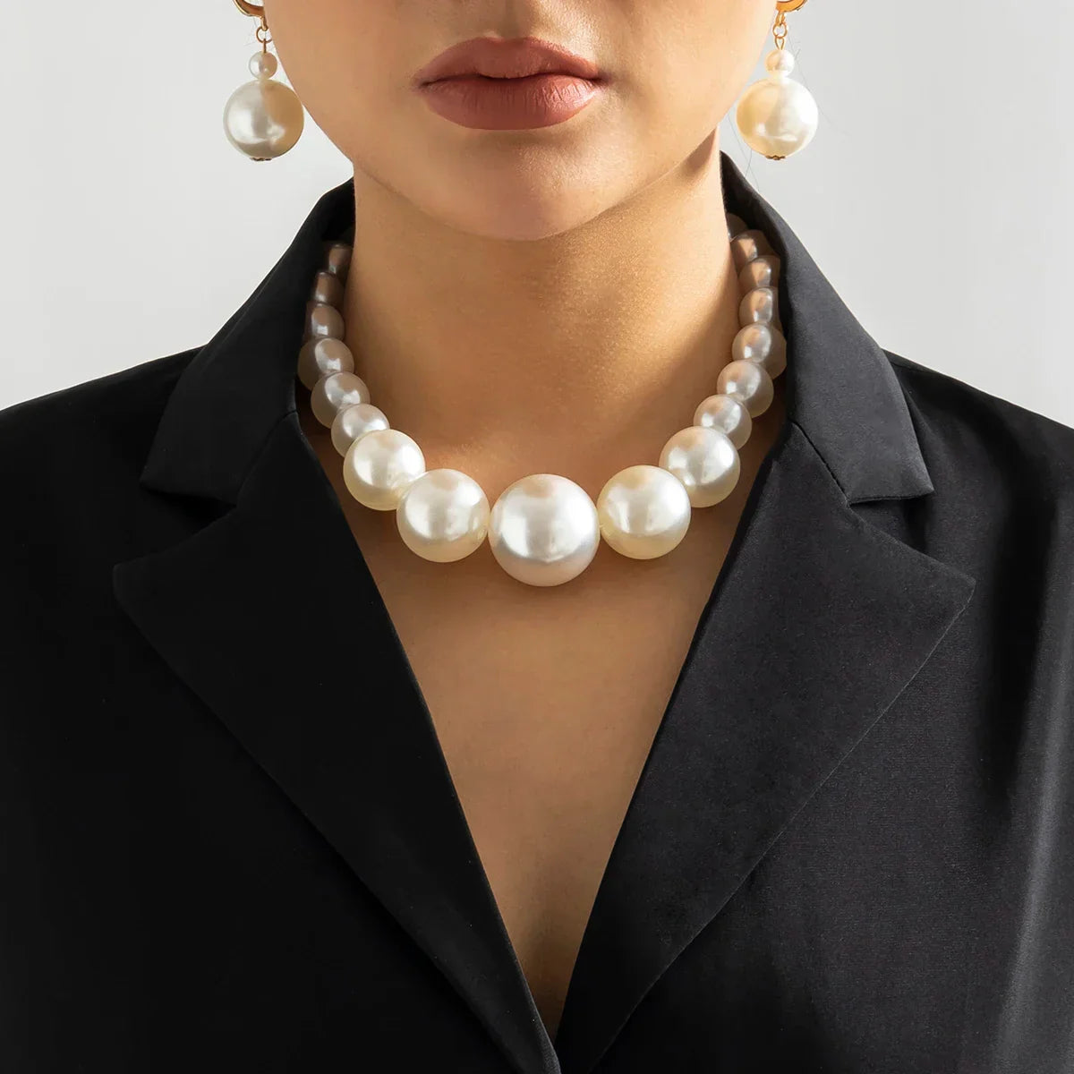 Exaggerated Big Imitation Pearls Choker Necklace Women Personality Elegant White Pearl Beaded Bride Jewelry 2025