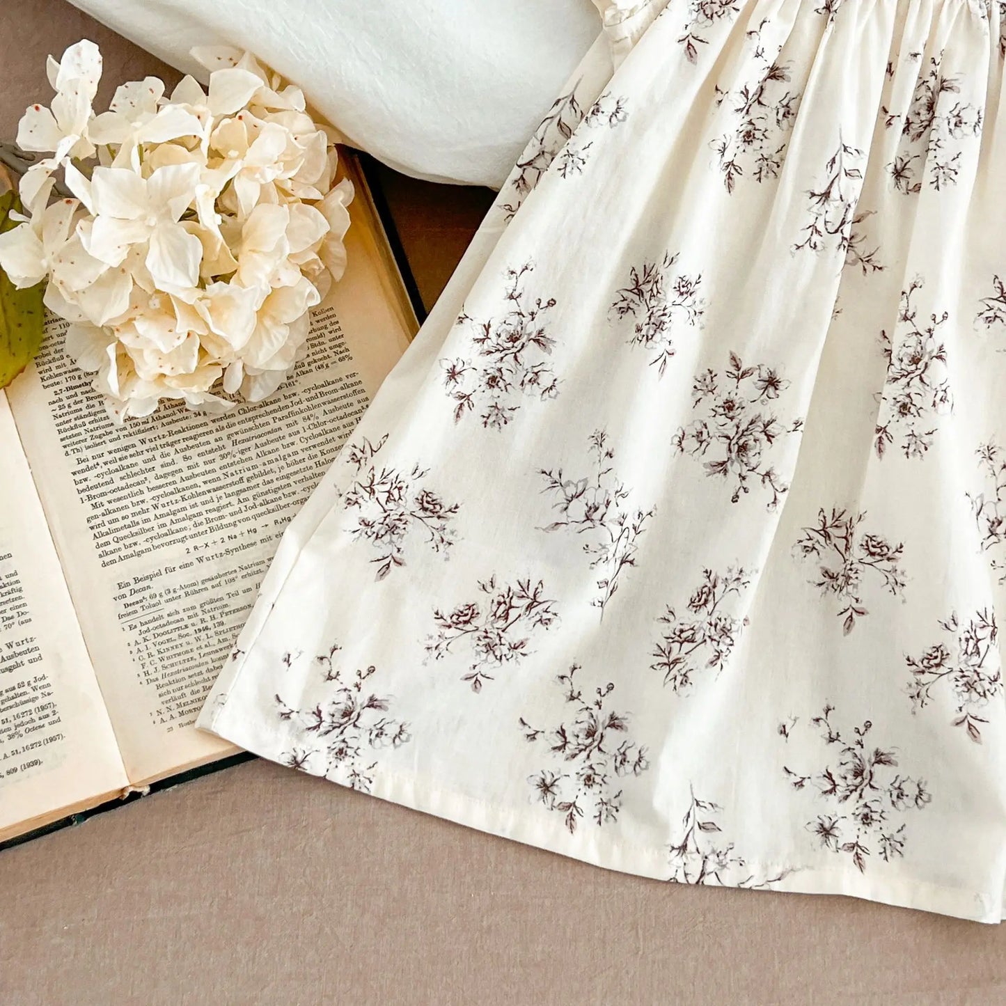Summer Girls Dress Children's Clothing Bow Embroidered Flower Collar Girl's Dress Cartoon Printed Flying Sleeves Princess Dress