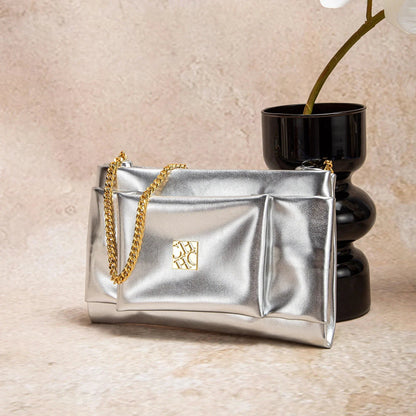 Leather Luxe Sleek Shoulder Bags Gold-Plated Logos Durable Chain Straps Merge High-End Craftsmanship with Urban Style