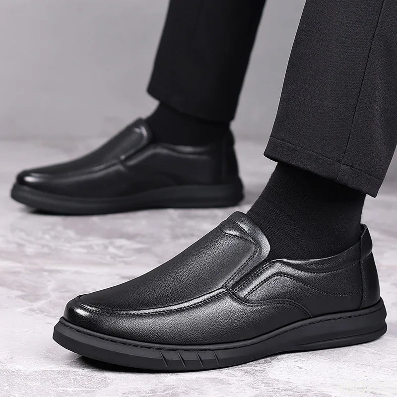 Sapatos casuais masculinos de couro 2025 Sapatênis de sola macia de verão Sapatos masculinos clássicos versáteis Loafers de couro legítimo respiráveis Homme
