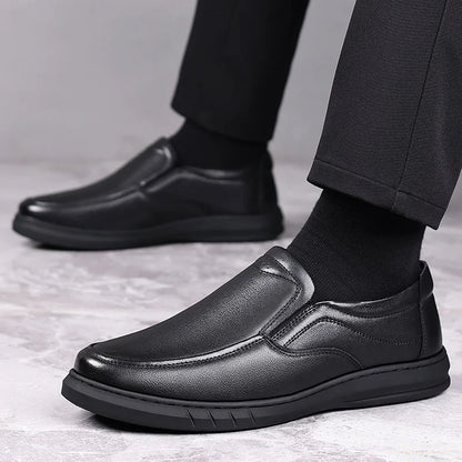 Sapatos casuais masculinos de couro 2025 Sapatênis de sola macia de verão Sapatos masculinos clássicos versáteis Loafers de couro legítimo respiráveis Homme