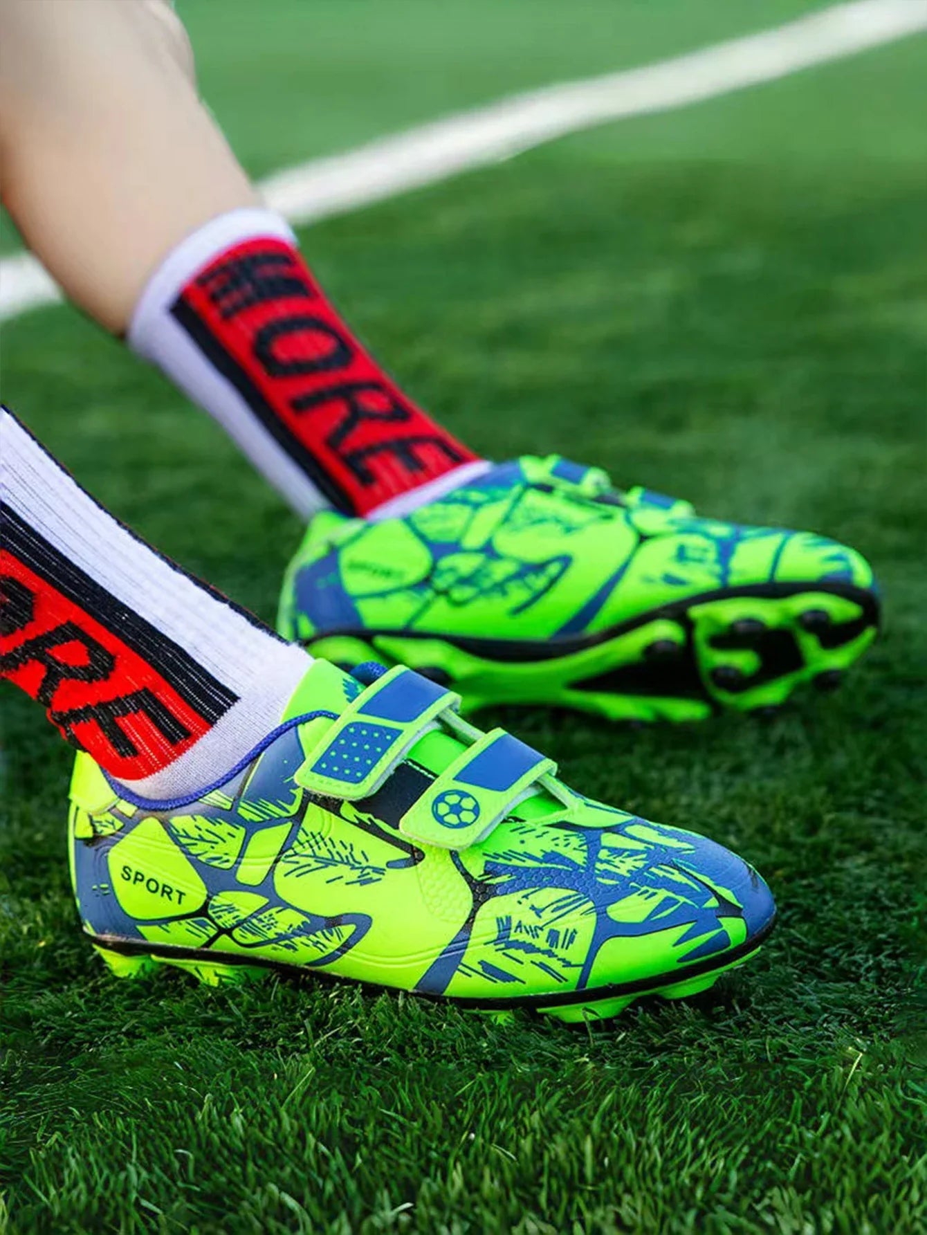 Boys' soccer shoes, low cut soccer shoes, grass anti slip training sports shoes, outdoor shoes