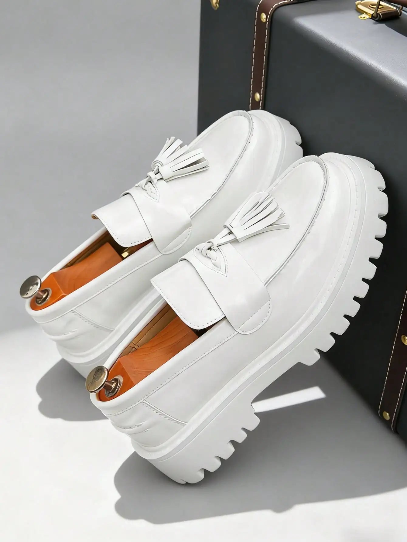 Fashion Tassel Thick Sole Leather Men's Shoes Loafers Slip-On Business Dress Shoes For Gentleman Glossy Formal Party White Shoes