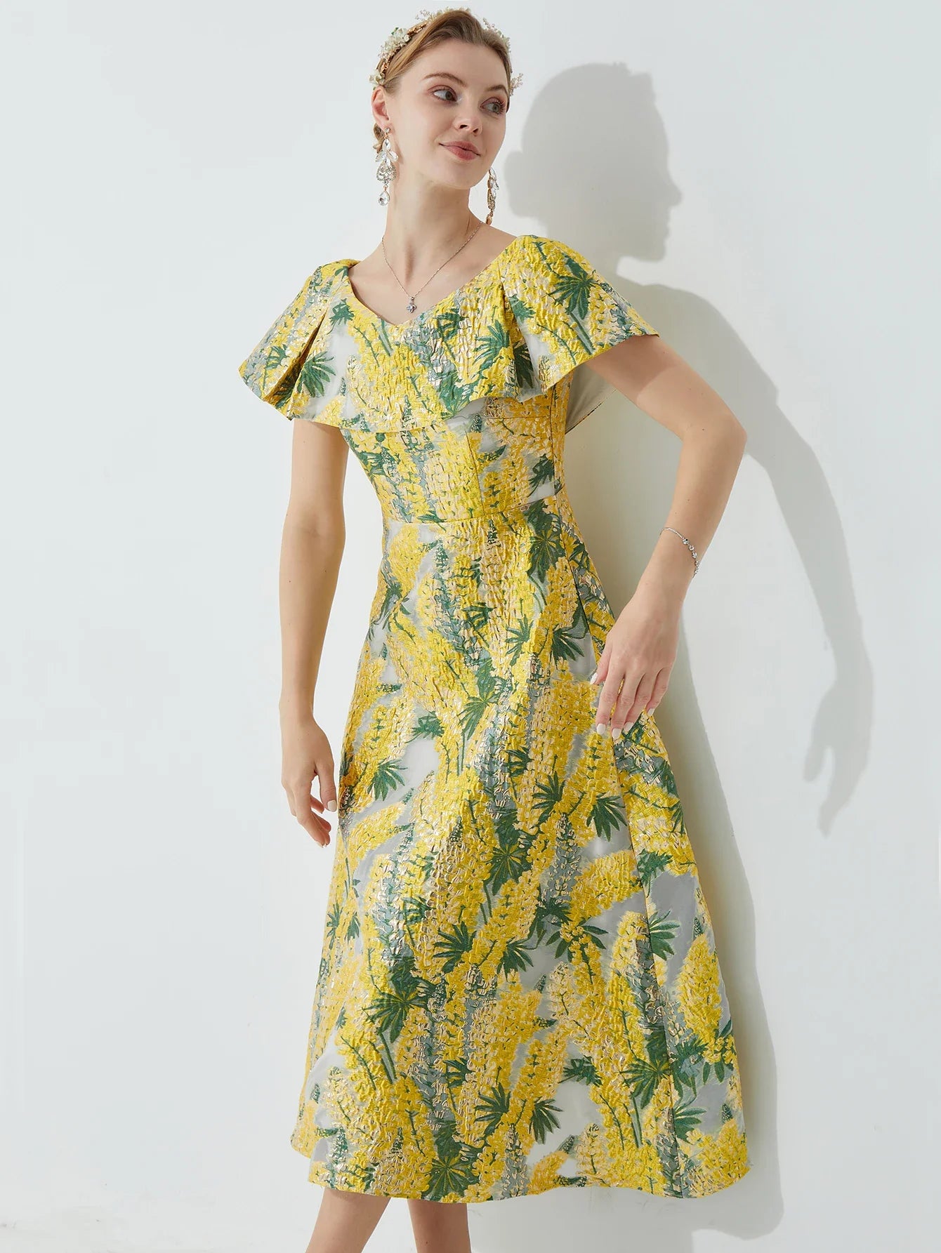French Embellished Jacquard Dress for Women Waist-Cinching Slim-Fit Midi Dress with 3D Jacquard Perfect for Banquets