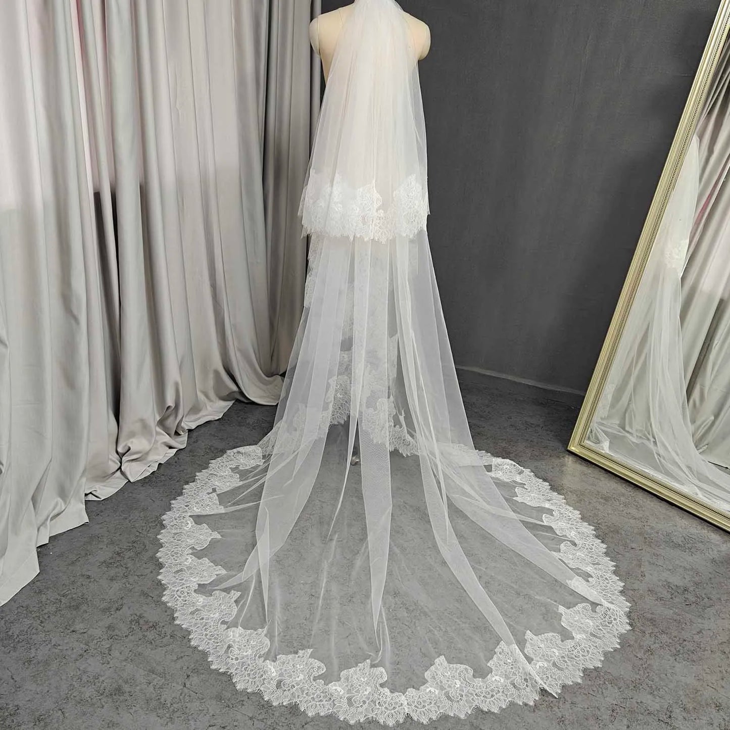 Customized Elegant Eyelash Lace Edge 2 Layers Wedding Veil with Blusher 2.5m/3m/3.5m Long Bridal Veil Wedding Accessories
