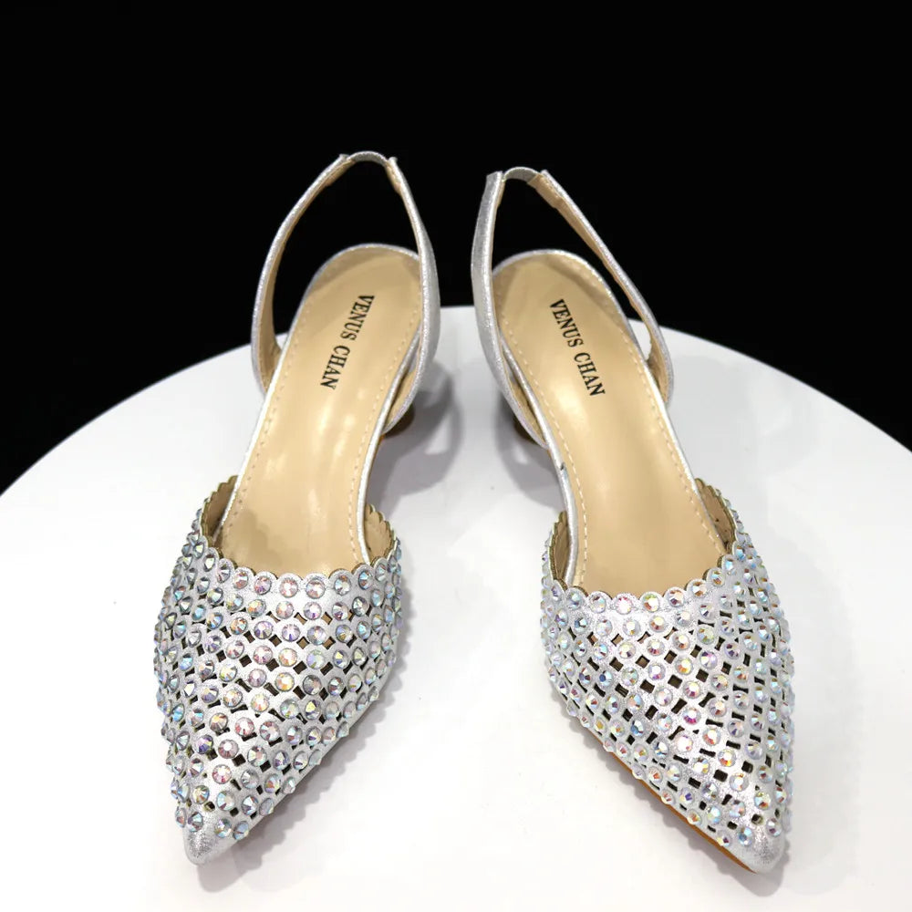 Pointed Shoes And The Same Style Envelope Bag Two Ways To Wear Fashion Shoes And Shoulder Bags