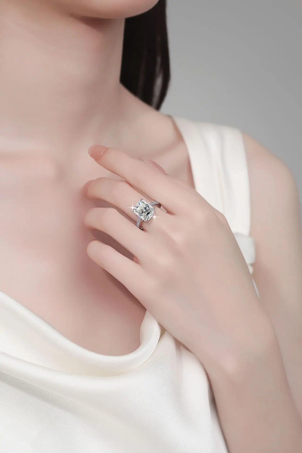 Luxury Radiant Cut PT950 Platinum 5CT Moissanite Band Women's Elegant Sparkling High-End Engagement Ring