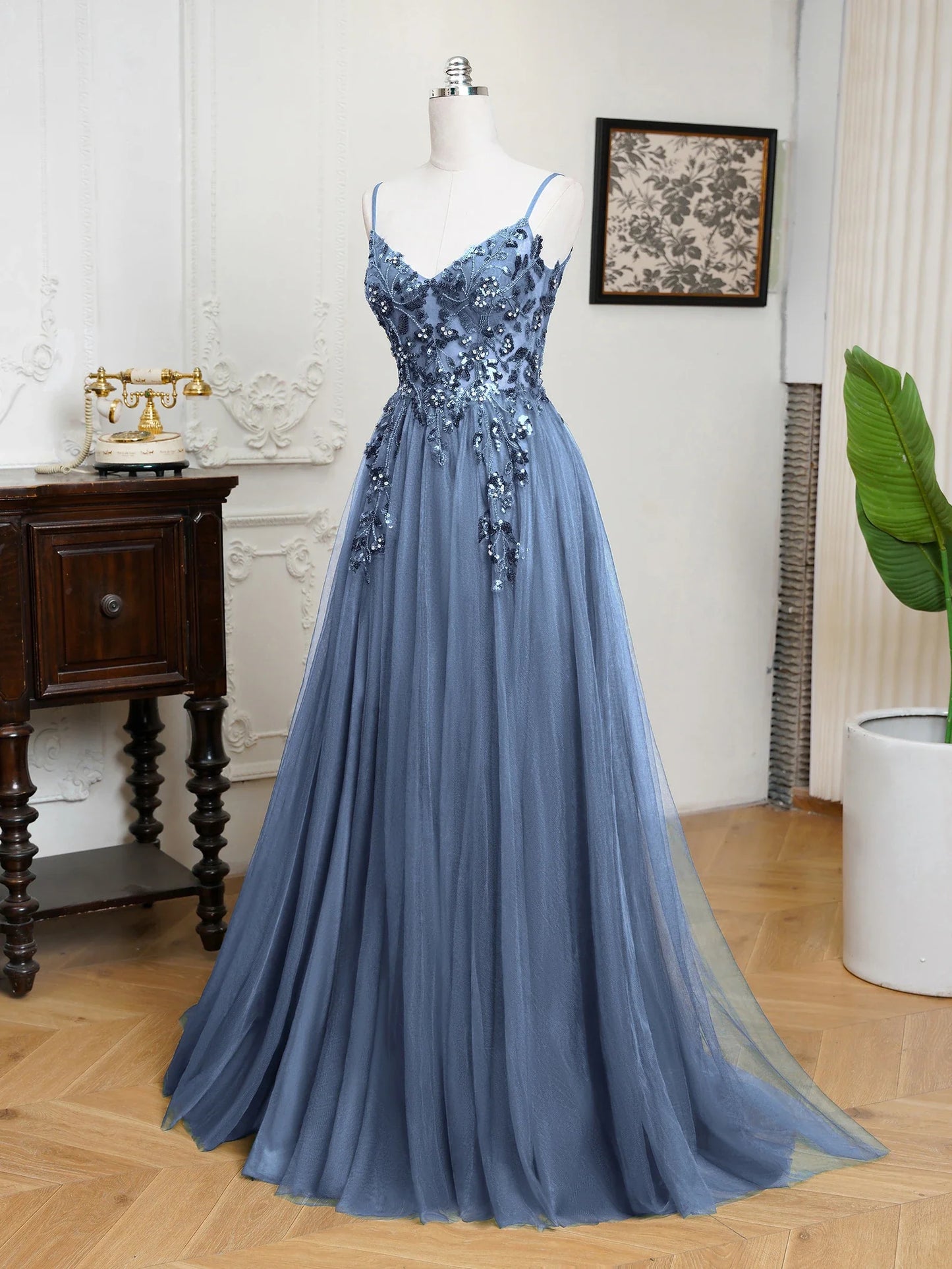 Sexy Maxi Train Evening Dresses Spaghetti Straps V-Neck Sequin Appliques Backless Prom Dress Tulle A-Line High Split Sling Gowns