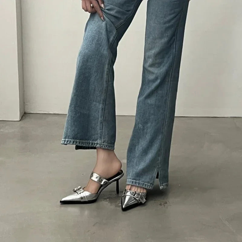 Sandálias Femininas Punk Gótica Metal Fivela Salto Alto Verão 2025 Bico Fino Prata Sapatos de Festa Moda Scarpins Femininos Tacones