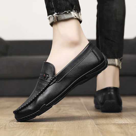 Novos sapatos casuais masculinos de couro branco e preto, marca de luxo, sapatos sociais formais, mocassins de designer masculinos respiráveis, sapatos de condução slip-on