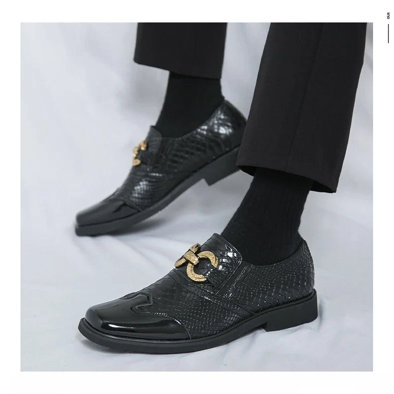 A man with a square-headed fish-scale patterned shiny leather shoe walked the runway in a formal business Derby groom's shoes