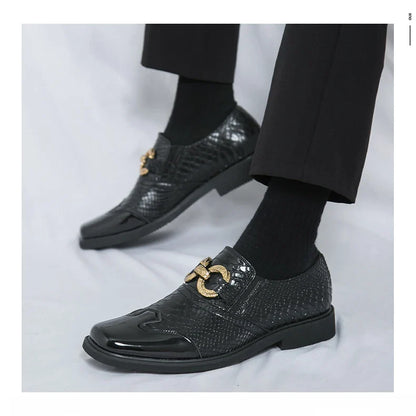 A man with a square-headed fish-scale patterned shiny leather shoe walked the runway in a formal business Derby groom's shoes