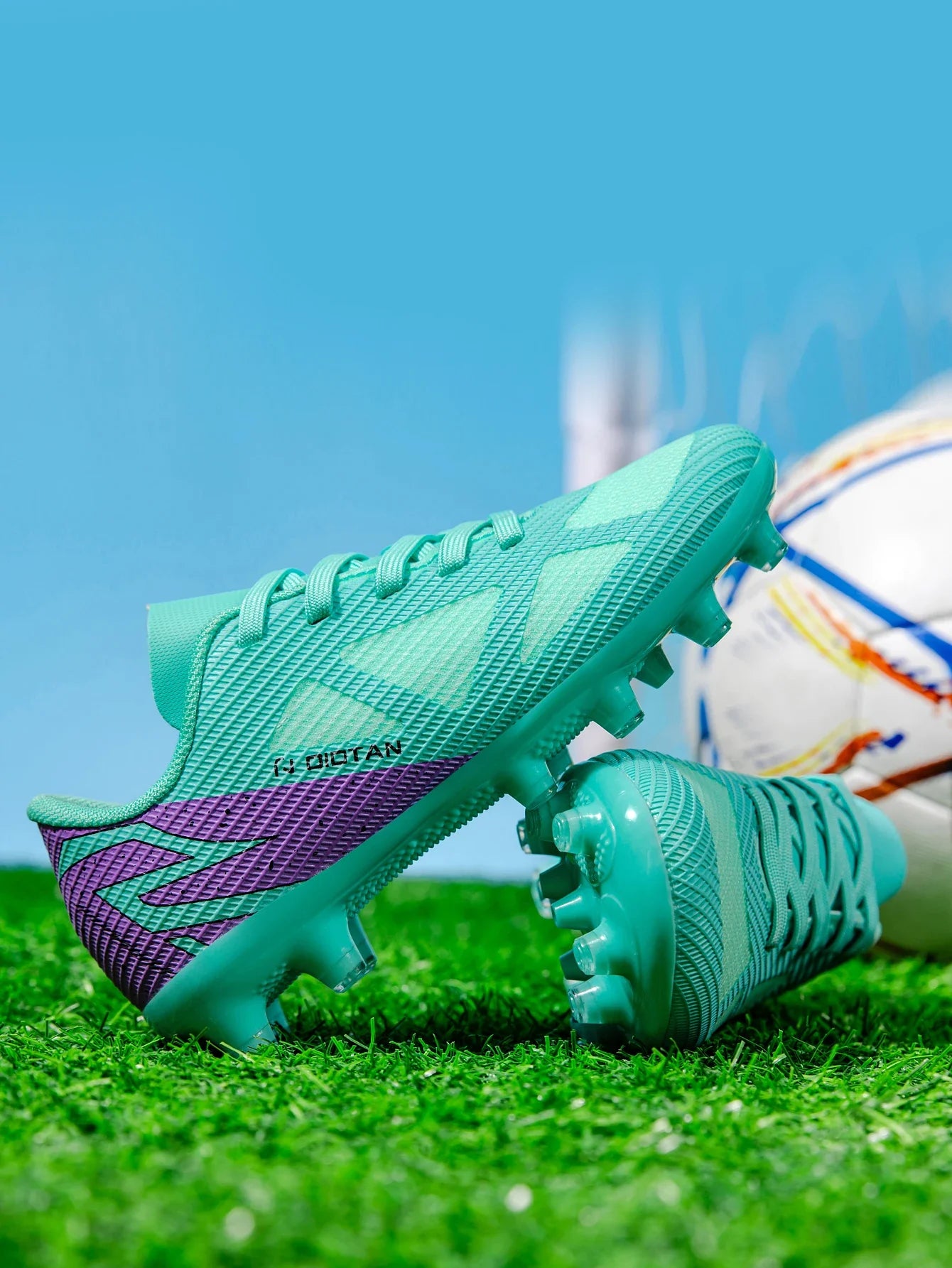 Personalized and fashionable children's sports football shoes, comfortable and breathable indoor and outdoor sports shoes