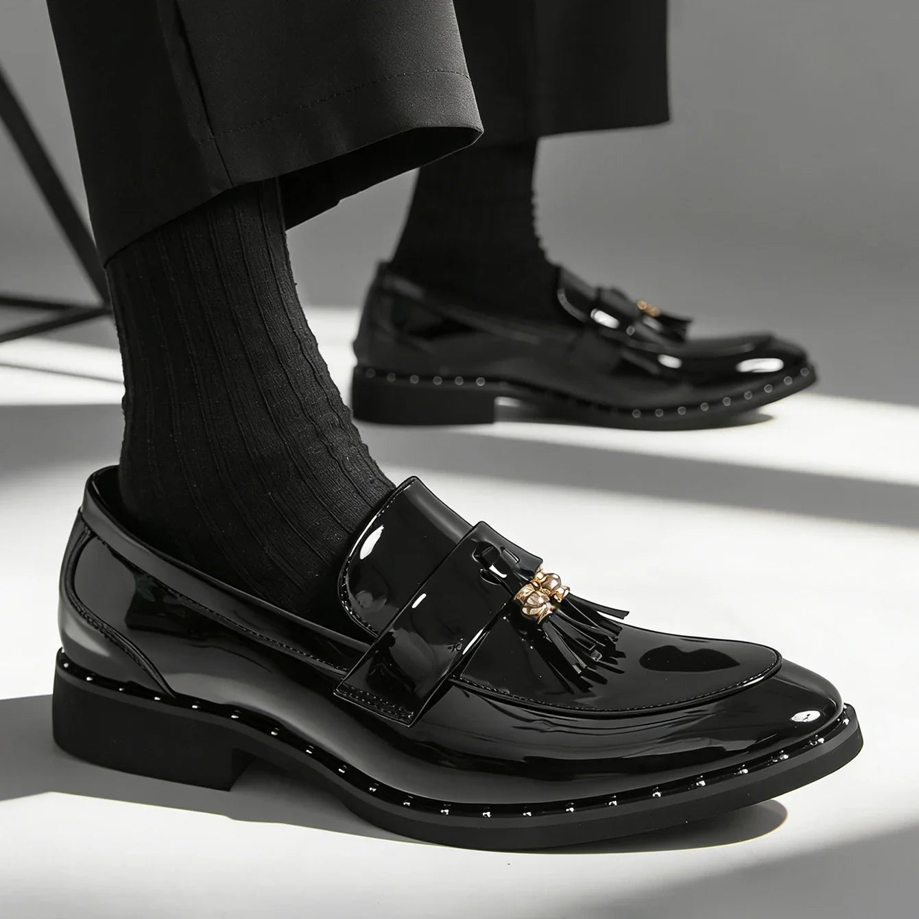 Fashion Men's Business Formal Slip-On Loafers Pointed Toe Patent Leather Shoes Shiny Tassel & Snake Print, Suitable Office Party