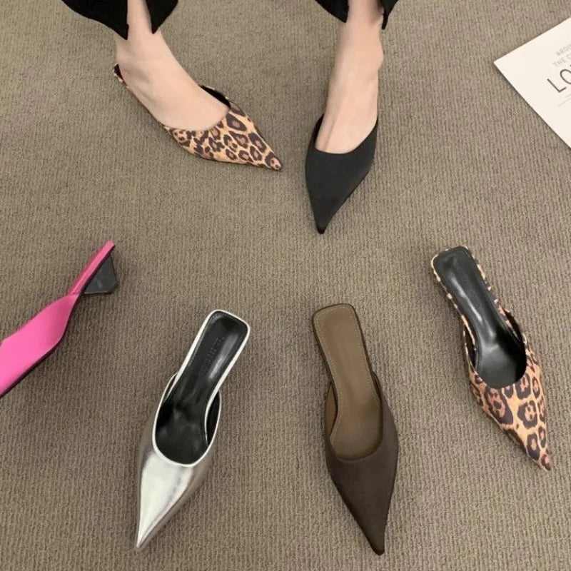 Novas Mulers Femininas de Bico Fino de Luxo Chinelo da Moda Cor de Bala Sandália Elegante Feminina de Vestido Salto Quadrado Baixo Sapatos de Dedo Aberto