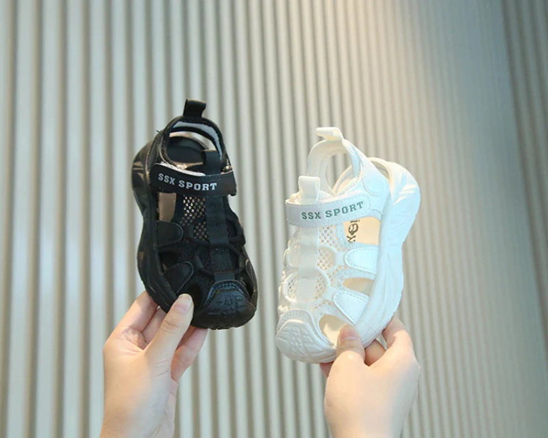Kids Summer Breathable Mesh Sandals Boys Girls Closed Toe Sport Shoes With Magic Strap In Black And White For Toddlers Outdoor