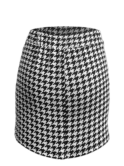 Elegant high-waisted short skirt with a stretch waist in a thousand bird pattern, hugging the hips.