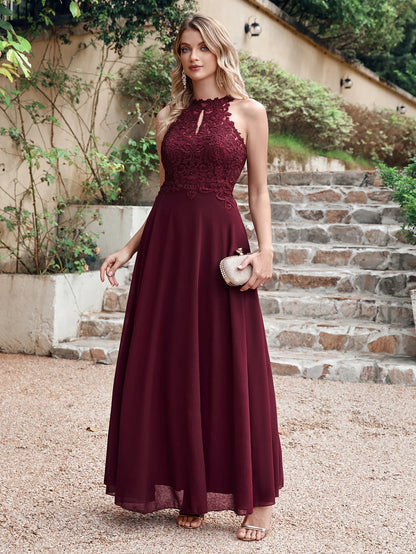 Vestidos de Baile Longos Luxuosos com Lantejoulas Chiffon, Renda Floral Borgonha Gola Halter para Festas de Casamento
