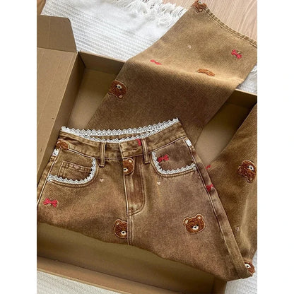 Calça Jeans Feminina Perna Larga Cintura Alta 2025 Nova Coleção Primavera com Renda e Ursinho Bordado Patchwork Caimento Justo e Confortável para o Dia a Dia