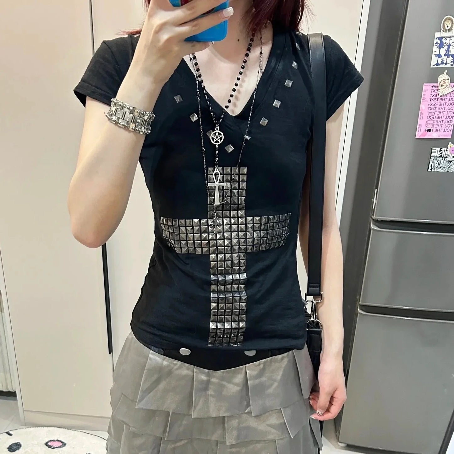 Karrram Camiseta Japonesa Y2k com Estampa de Cruz Metálica Vintage Harajuku Manga Curta Translúcida Tops Trashy Anos 2000 Gola V Streetwear Grunge