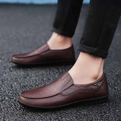Sapatos Casuais Masculinos de Couro Genuíno Marca de Luxo Mocassins Masculinos Respiráveis Slip-on Sapatos de Condução Pretos Tamanhos Grandes 37-47