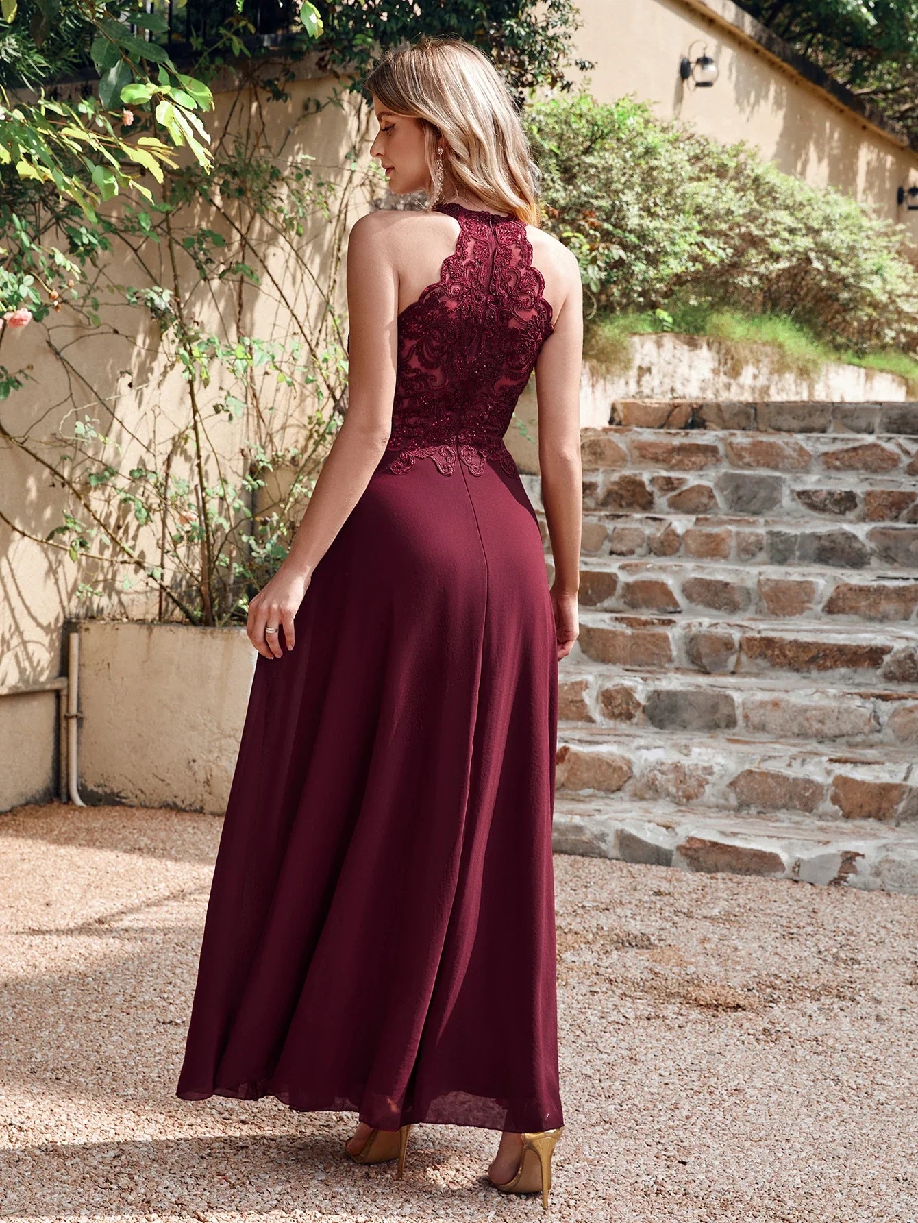 Vestidos de Baile Longos Luxuosos com Lantejoulas Chiffon, Renda Floral Borgonha Gola Halter para Festas de Casamento