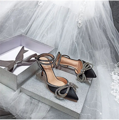 2025 Nova Moda Glitter Strass Sapatos Femininos Bico Fino de Seda com Laço de Cristal Salto Alto Fino com Fivela Sapatos de Festa e Formatura