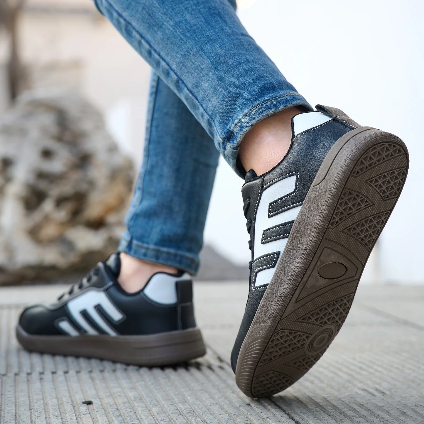 Ladies Safety Shoes Steel Toe Anti- Crush Lightweight Kevlar Work Shoes Fashionable Black And White Casual Protection Footwear
