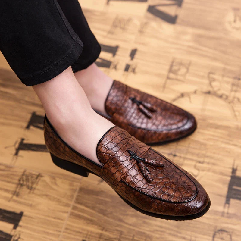 Mens British Loafers Solid Color Pointed Toe Tassel Slip On Classic Fashion Business Casual Formal Wedding Dress Shoes for Men