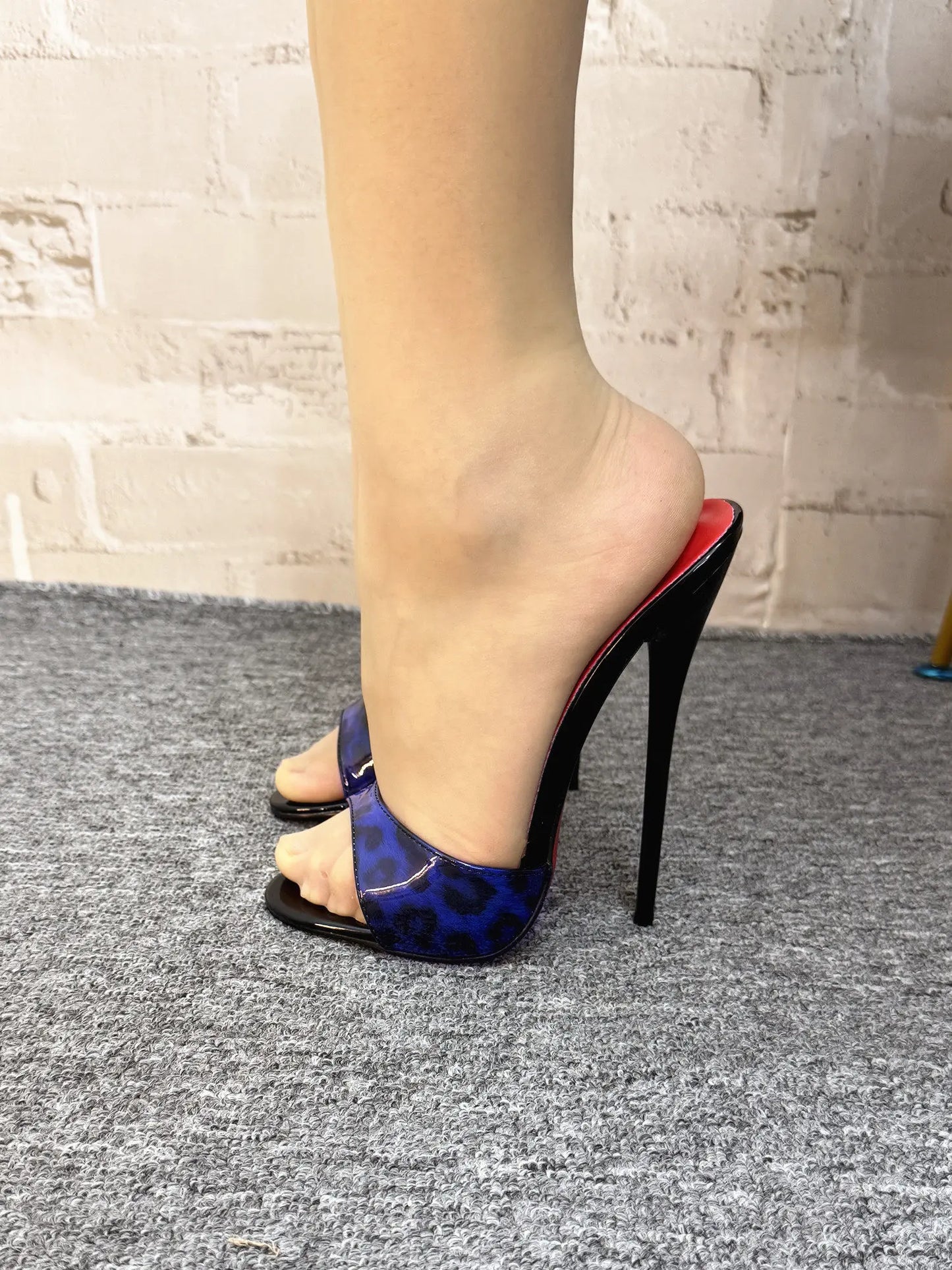 New 12cm fashionable high-heeled patent leather leopard print slippers with sexy open toed sandals, reversed size, 33-46