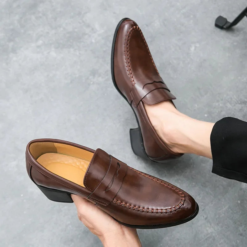 Sapatos Masculinos Retro de Salto Alto Sapatos Sociais de Couro com Fecho Slip-On Sola de Borracha da Moda Bico Fino Altura do Tornozelo Couro PU
