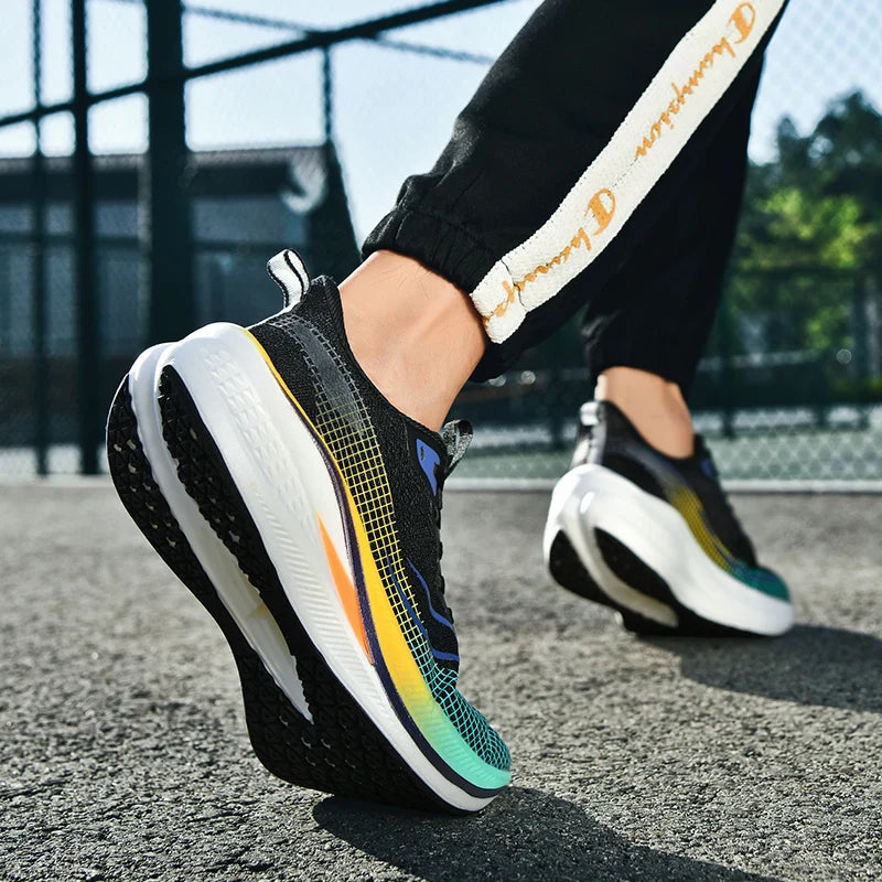 Sapatos de corrida esportivos casuais masculinos e femininos de moda com superfície de malha respirável, suporte de placa de carbono e sola de borracha resistente ao desgaste