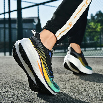 Sapatos de corrida esportivos casuais masculinos e femininos de moda com superfície de malha respirável, suporte de placa de carbono e sola de borracha resistente ao desgaste
