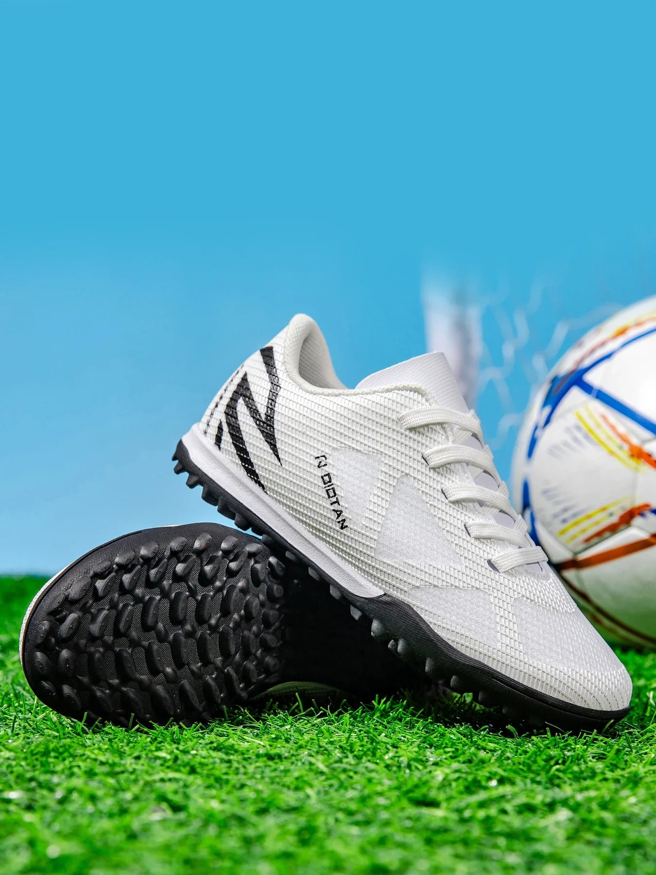 Low-top, soccer shoes, unisex, TF and FG, slip-resistant and wear-resistant, available in 3 colors. Sole spikes Not above ankle