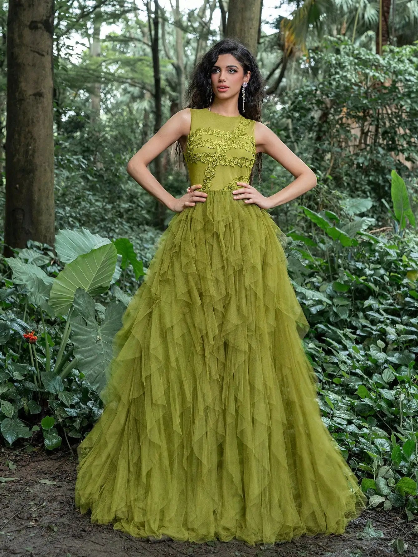 A luxurious party dress for 2026, featuring a round neck, sleeveless design, leaf embroidery, and a multi-layered mesh