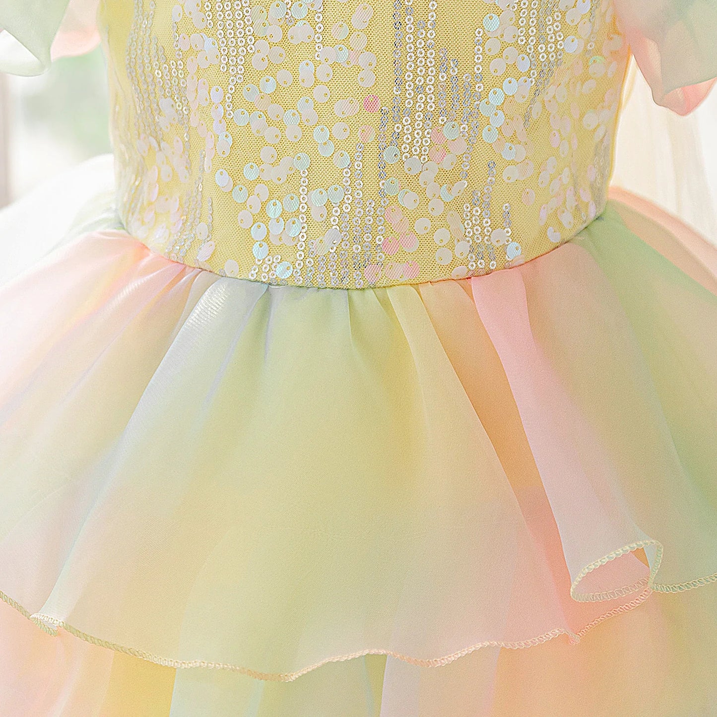 Vestidos de festa infantis amarelo claro adequados para festas de aniversário, vestidos de princesa, bem como para bailes de formatura e cerimônias de formatura.